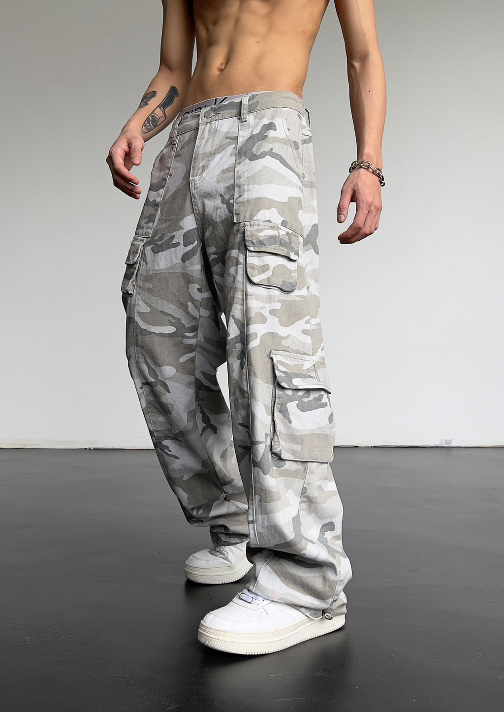 Camouflage cargo pants-D556
